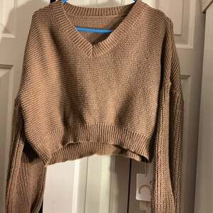 Cider Tan V-Neck Cropped Knit Sweater, Size M - New with Tags